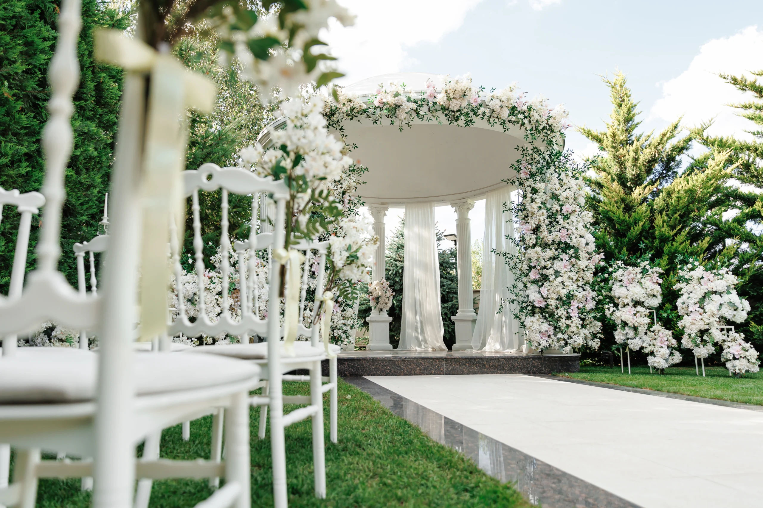 Luxury vs. Budget Weddings: Make Good Weddings Beautiful at any Price.